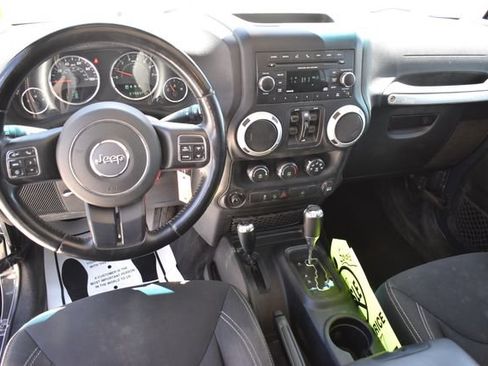 Used 2018 Jeep Wrangler Unlimited Sahara w/ Connectivity Group AWD/4WD image 18