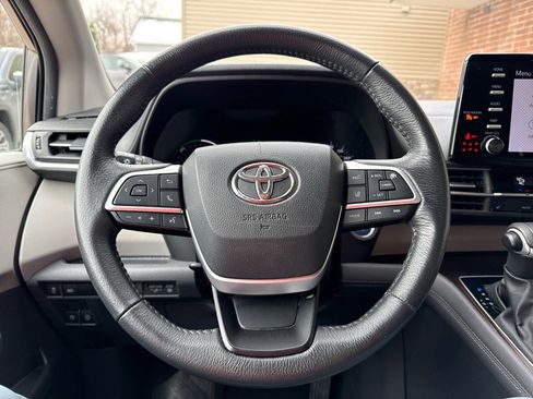 Used 2024 Toyota Sienna XLE image 7