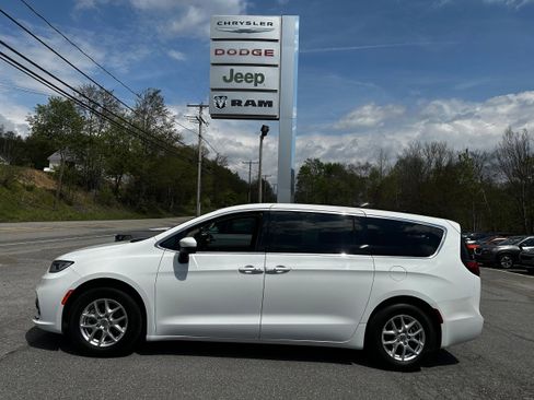 Used 2023 Chrysler Pacifica Touring-L FWD image 28