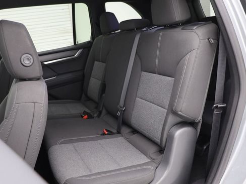 Used 2025 GMC Acadia Elevation image 12