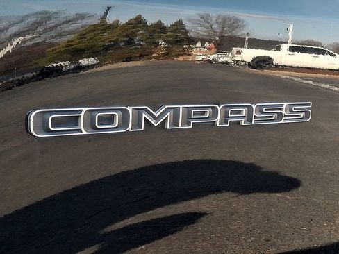 Used 2024 Jeep Compass Latitude image 30