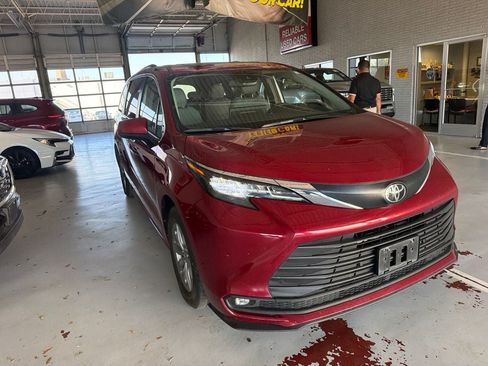 Used 2026 Toyota Sienna XLE FWD image 10