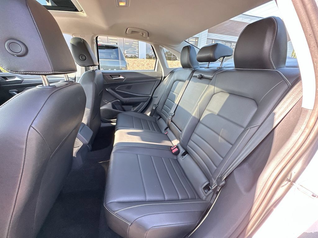 Used 2024 Volkswagen Jetta SE FWD image 4