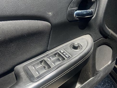 Used 2013 Dodge Avenger SE FWD image 6