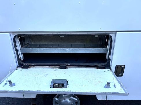 Used 2010 Ford E-350 and Econoline 350 Super Duty image 27