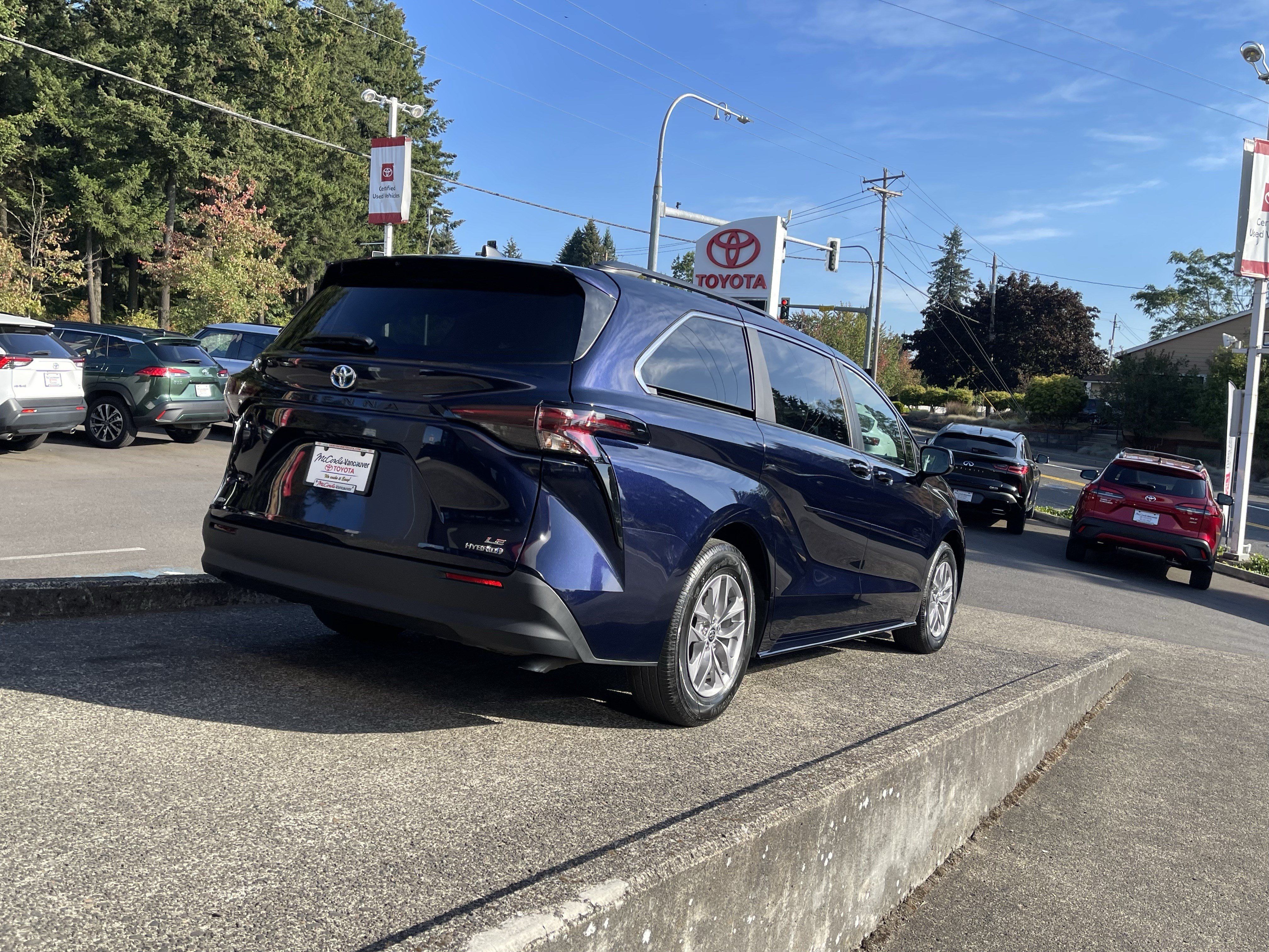 Certified 2024 Toyota Sienna LE AWD/4WD image 8