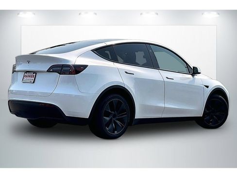 Used 2025 Tesla Model Y Long Range RWD image 11