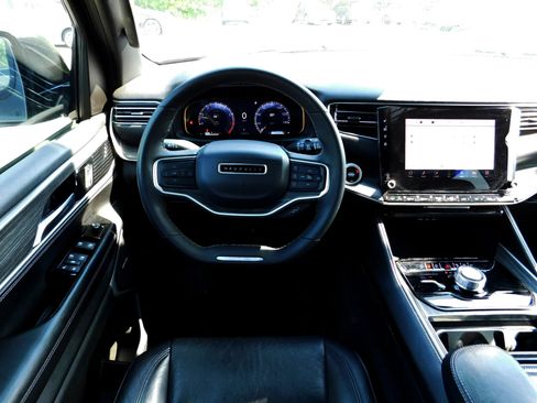 Used 2024 Jeep Wagoneer Series II w/ Flexible Seating Group AWD/4WD image 12