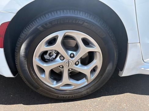 Used 2023 Chrysler Pacifica Limited FWD image 4