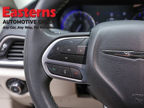 Used 2023 Chrysler Pacifica Touring-L FWD image 15