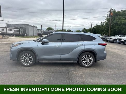 Used 2023 Toyota Highlander Platinum FWD image 4