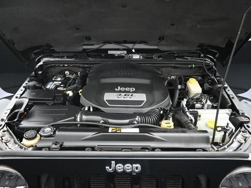 Used 2013 Jeep Wrangler Unlimited Rubicon w/ Connectivity Group AWD/4WD image 31