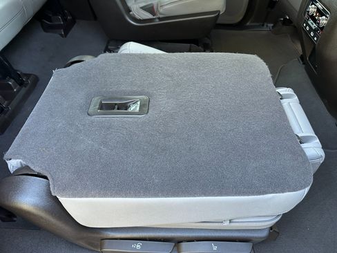 Used 2024 GMC Yukon XL SLT w/ SLT Luxury Package image 28