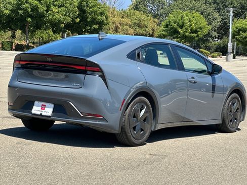 Used 2025 Toyota Prius LE FWD image 4