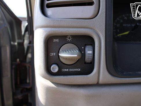 Used 1999 Chevrolet Tahoe Z71 w/ Preferred Equipment Group image 36