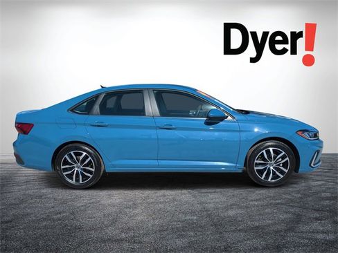 Used 2025 Volkswagen Jetta SE image 2