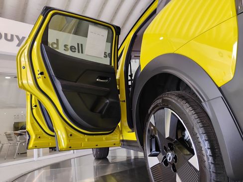 Used 2025 Nissan Kicks SR w/ Illumination Package image 29