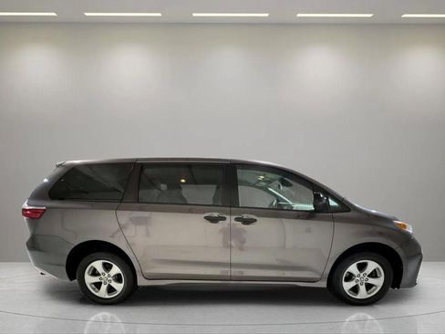 Used 2020 Toyota Sienna L image 2