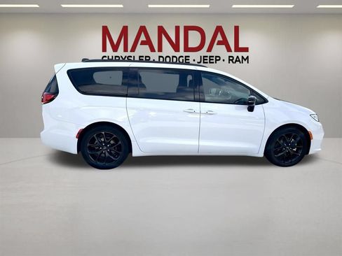 Used 2025 Chrysler Pacifica Limited FWD image 4