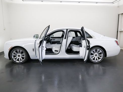 Used 2022 Rolls-Royce Ghost AWD/4WD image 3