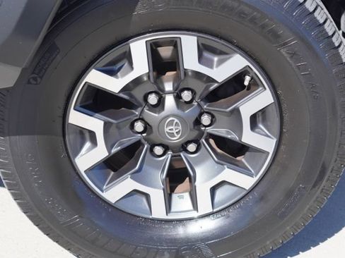 Used 2017 Toyota Tacoma TRD Off-Road AWD/4WD image 12