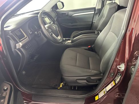 Used 2019 Toyota Highlander LE FWD image 3