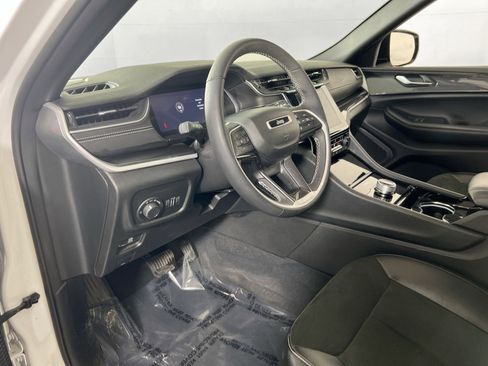 Used 2023 Jeep Grand Cherokee Altitude image 9