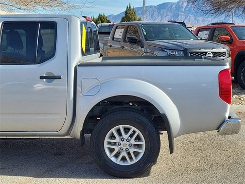 Used 2018 Nissan Frontier SV image 6