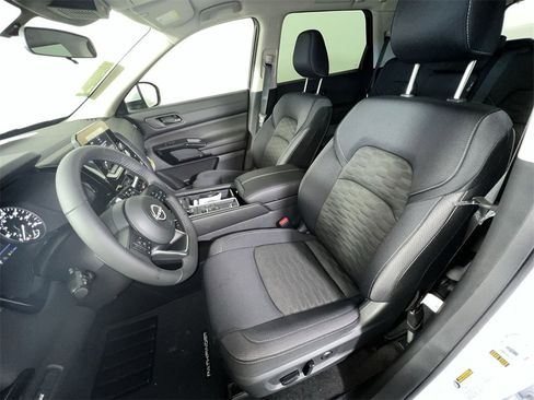 New 2025 Nissan Pathfinder SV image 13