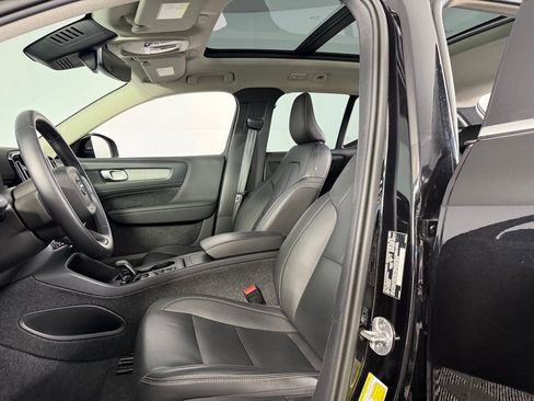 Used 2025 Volvo XC40 B5 Core image 17