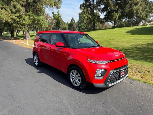 Used 2022 Kia Soul LX FWD image 2