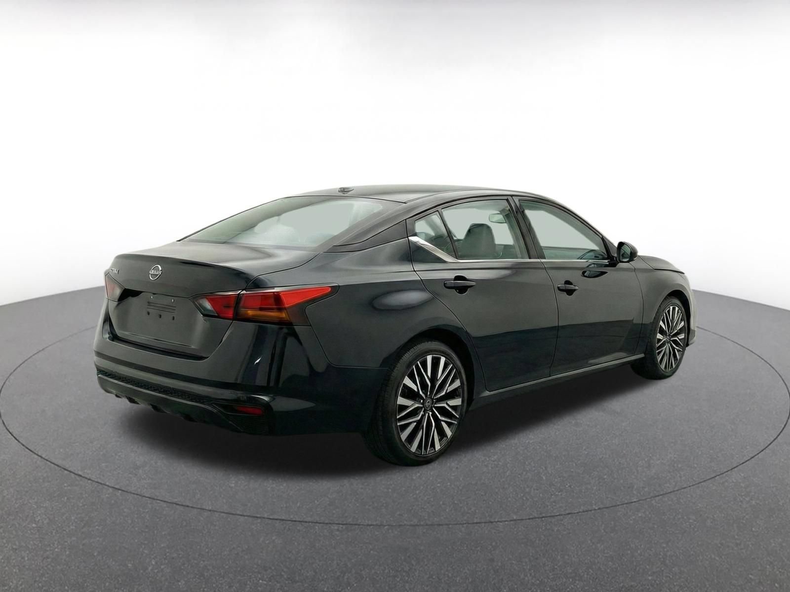 Used 2025 Nissan Altima 2.5 SV FWD image 8