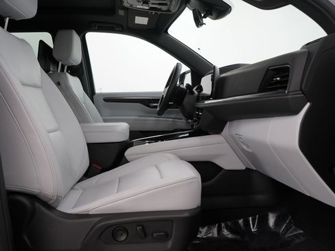 Used 2025 Chevrolet Tahoe Premier AWD/4WD image 11