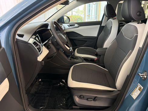 New 2026 Volkswagen Taos SE FWD image 5