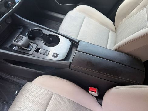 Used 2025 Nissan Rogue SV FWD image 37