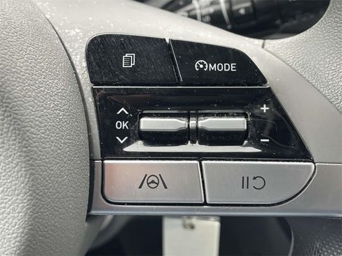 Used 2022 Hyundai Elantra SE image 21