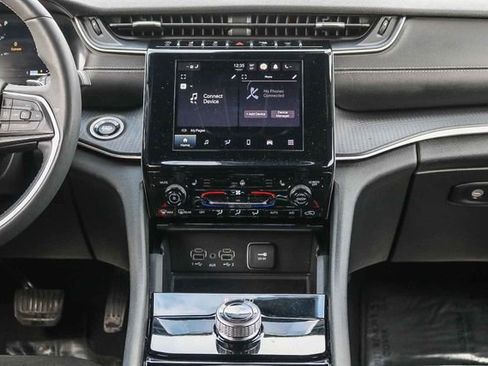 Used 2023 Jeep Grand Cherokee L Laredo image 15