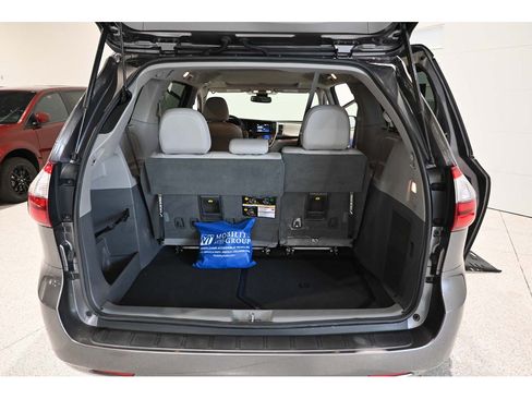 Used 2020 Toyota Sienna XLE FWD image 25