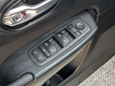 Used 2016 Jeep Cherokee Sport FWD image 11