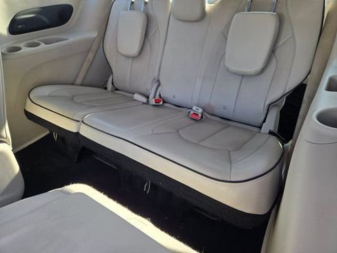 Used 2020 Chrysler Pacifica Limited w/ Advanced Safetytec Group FWD image 32