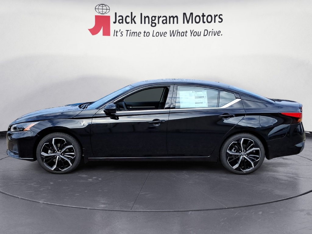 Used 2025 Nissan Altima 2.5 SR w/ SR Premium Package FWD image 2