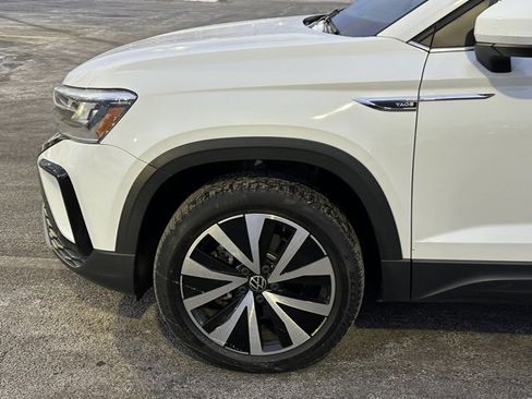 Certified 2023 Volkswagen Taos SE w/ Panoramic Sunroof Package image 7