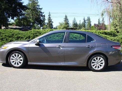Used 2018 Toyota Camry LE FWD image 14