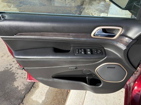 Used 2017 Jeep Grand Cherokee Overland image 9