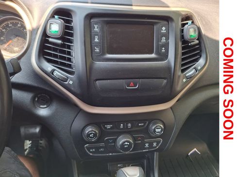 Used 2015 Jeep Cherokee Latitude AWD/4WD image 13