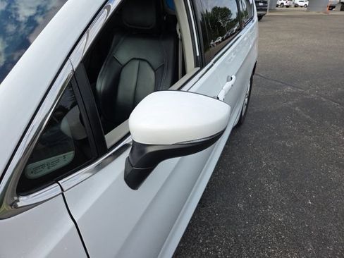 Used 2023 Chrysler Pacifica Touring-L FWD image 35