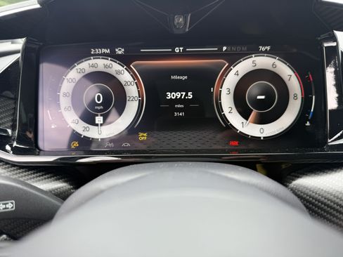 Used 2025 Aston Martin Vanquish RWD image 9