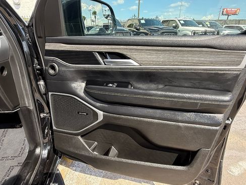Used 2024 Jeep Wagoneer L Series II w/ Flexible Seating Group AWD/4WD image 12