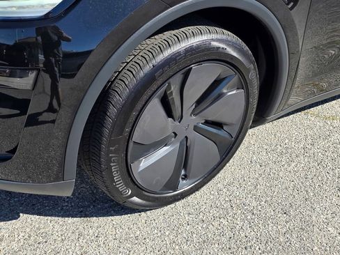 Used 2026 Tesla Model Y 2WD image 11