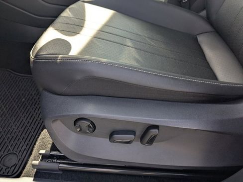 Used 2022 Volkswagen Tiguan SE w/ Panoramic Sunroof Package image 23